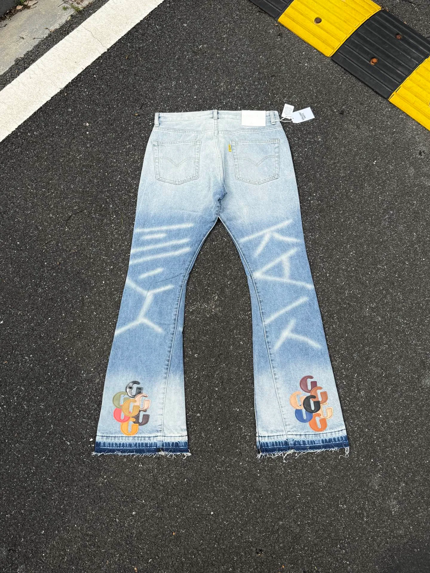 P246💰G11 GALLERY DEPT. Denim bell-bottoms, washed and distressed spliced ​​jeans. GALLERY is attracted by these bell-bottoms. Whether it is a reset of Carhartt or Levis, it creates a strong brand style. Since these pants are modified from rare vintage, the production capacity is limited. Therefore, after many icons wore them, these pants were once hard to find. Later, perhaps due to the improvement of GD's business in the past two years and the expansion of production lines, the brand itself lowered the price, so I can't wait any longer for these pants this year and will definitely buy them. During the process of the denim washing plant, the owner of the washing plant helped introduce a boss who had worked for Levi's foundry and started his own business. This also paved the way for the following styles. Therefore, Levi's remodeled single product for the base plate is really familiar. Whether it is the fabrics supplied or the lathes used in production, there is nothing to choose from. -Color: blue -Size: S-XXL (corresponding to 28-36)